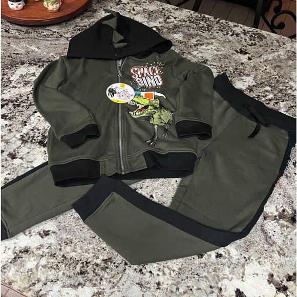 Boys size 6 Sweat Outfit With Space Dimosaurs NWT - Picture 1 of 9